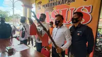 Polisi Tampilkan Barang Bukti Murid Bunuh Guru Silatnya. (Senin, 01/03/2021). (Liputan6.com/Yandhi Deslatama).