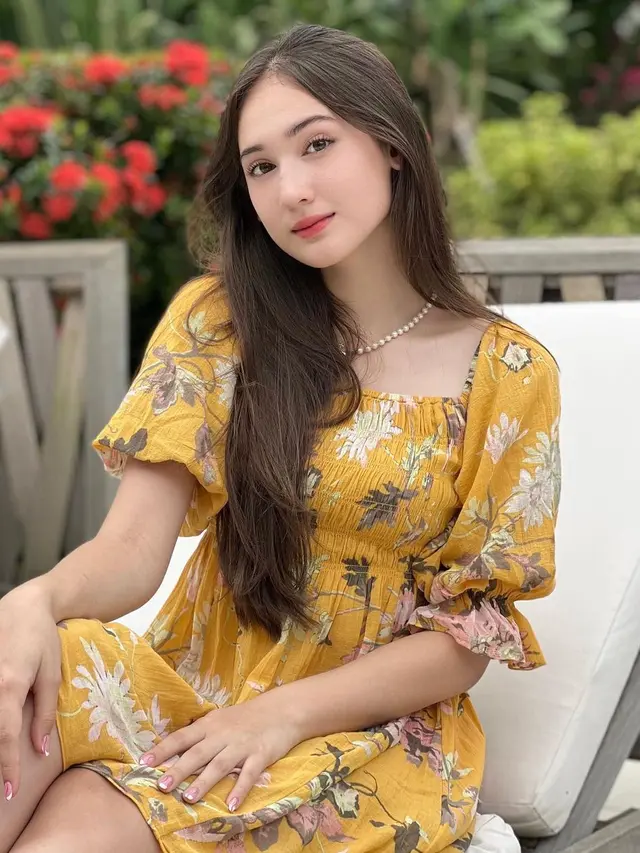 Genap Berusia 16 Tahun, Ini 7 Potret Laura Moane dengan Simpel Dress yang Menawan