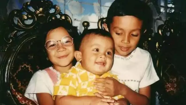 Potret lawas artis bersama keluarga, Tulus (Instagram/duludansekarang)