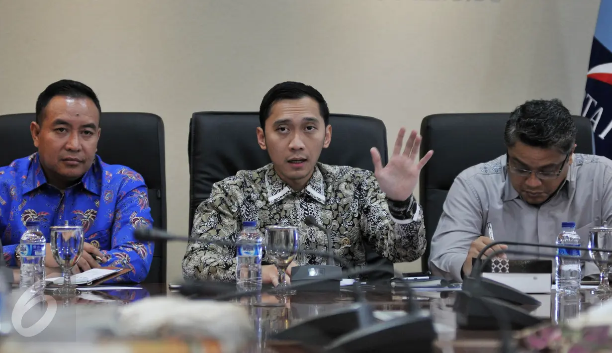Ketua Fraksi Partai Demokrat Edhie Baskoro Yudhoyono (tengah) memberikan keterangan di Ruang Fraksi, Senayan, Jakarta, Rabu (20/1/2016). Ibas mengaku keberatan atas wacana merevisi UU tentang Pemberantasan Terorisme dan BIN. (Liputan6.com/Johan Tallo)