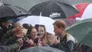 Pangeran Harry berbincang dengan warga saat mempromosikan Invictus Games 2018 di Sydney, Australia, (7/7). Invictus Games merupakan pekan olahraga internasional untuk para veteran yang menderita cedera ketika bertugas.  (AP Photo/Rick Rycroft)