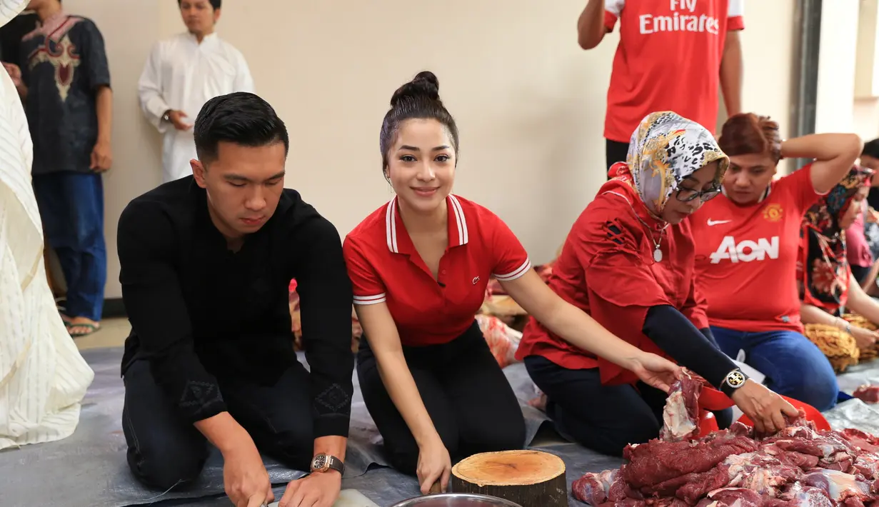 “Tiap tahun pasti ada cerita lucu yang berkesan dan mungkin tahun ini cerita bekesannya sapi mengamuk dan mengejar pemiliknya, itu sebenarnya agak lucu,” kata perempuan 23 tahun itu. (Adrian Putra/Bintang.com)