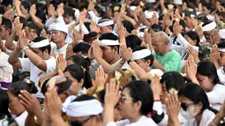 Umat Hindu Bali berdoa selama upacara Banyu Pinaruh di desa Mertasari, Sanur, pada 7 September 2025. (SONNY TUMBELAKA/AFP)