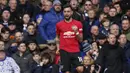 Gelandang Manchester United, Bruno Fernandes, melakukan selebrasi usai membobol gawang Everton pada laga Premier League di Stadion Goodison Park, Minggu (1/3/2020). Kedua tim bermain imbang 1-1. (AP/Jon Super)