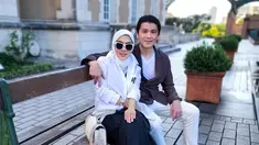 Pasangan suami istri, Syahrini dan Reino Barack kini sedang menikmati liburan ke Tokyo, Jepang. Saat di sana, mereka tampak menyusuri jalanan menikmati liburan. Syahrini dan Reino pun begitu mesra dan romantis saat liburan berdua.(Liputan6.com/IG/@princessyahrini)