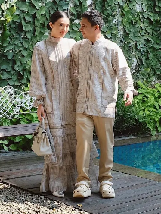 Di lebaran tahun ini, Raditya dan Anissa tampil mengenakan baju sarimbit warna coklat. Anissa dibalut dress ruffle panjang dengan kerah tinggi. [@anissaaziza]