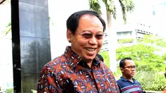 Ketum Partai Persatuan Pembangunan (PPP) versi Muktamar Jakarta, Djan Faridz menyambangi gedung KPK, Jakarta, Senin (27/4/2015). Djan mengaku kedatangannya untuk menjenguk mantan Ketum PPP, Suryadharma Ali (SDA). (Liputan6.com/Helmi Afandi)