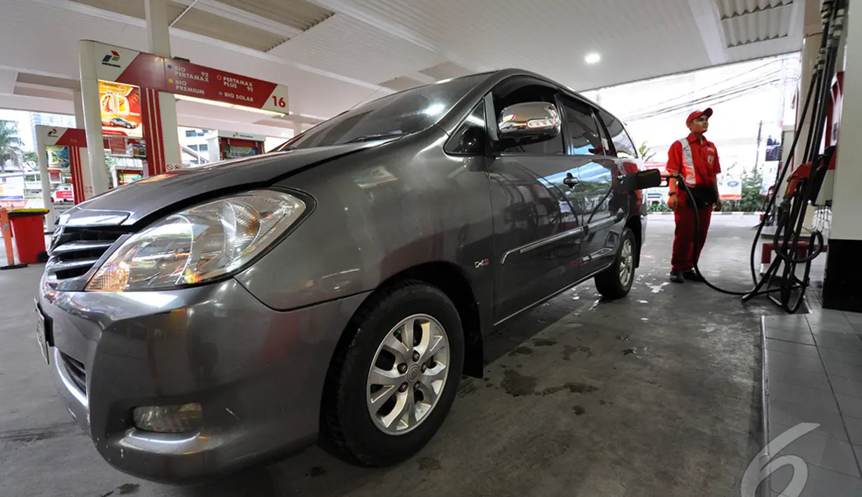 Seiring dengan terus melorotnya harga minyak dunia, pemerintah menurunkan harga bahan bakar minyak (BBM) bersubsidi jenis premium atau RON 88 dari Rp 8.500 menjadi Rp 7.600, mulai 1 Januari 2015, Jakarta, Kamis (1/1/2015). (Liputan6.com/Miftahul Hayat)