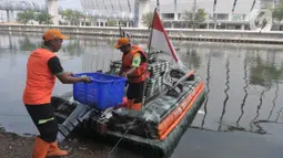 Perahu tersebut digunakan untuk membersihkan kali dari ceceran sampah. (merdeka.com/Imam Buhori)