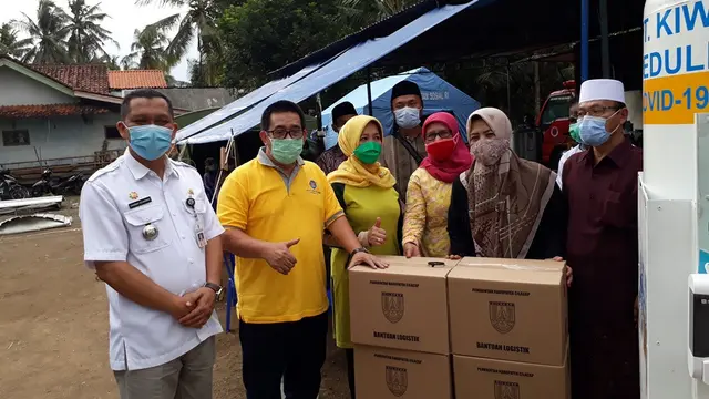 Bantuan PKK Kabupaten Cilacap, Jawa Tengah untuk pesantren yang santrinya terpapar Covid-19. (Foto: Liputan6.com/Muhamad Ridlo)