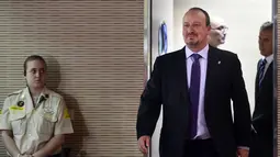 Rafael Benitez saat tiba untuk diperkenalkan oleh Presiden Real Madrid Florentino Perez ke awak media di Santiago Bernabeu (3/6/2015). Rafael Benitez akan dikontrak Real Madrid selama 3 musim kedapan. (AFP PHOTO/PIERRE-PHILIPPE MARCOU)