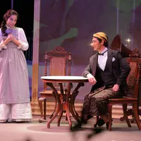 Dalam cerita pementasan itu, Chelsea Islan berperan sebagai Annelis, Reza Rahadian sebagai Minke dan ibu Chelsea Islan, Nyi Ontosoroh diperankan oleh Happy Salma. (Andy Masela/Bintang.com)