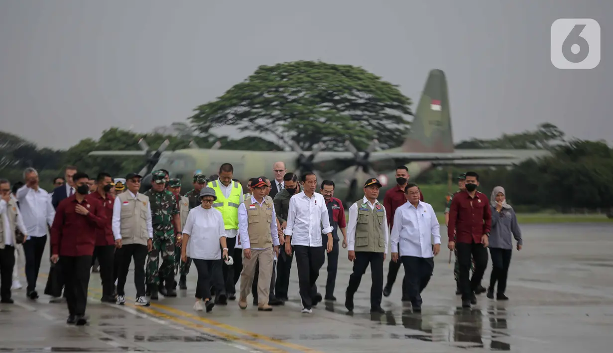 Presiden Joko Widodo tiba untuk melepas bantuan tahap tiga untuk penanganan gempa di Turki dan Suriah di di Base Ops Lanud Halim Perdana Kusuma, Jakarta, Selasa (21/2/2023). Empat pesawat dikerahkan langsung ke Turki-Suriah yang mengangkut 140 ton bahan makanan dan keperluan medis. (Liputan6.com/Faizal Fanani)
