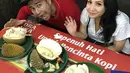 Setelah menikmarti makanan, pasangan ini melanjutkan malam mingguan dengan menyantap durian. Tiga buah duren tersaji meja depannya. "Malem Mingguan Pesta Durian 😍," tulis raffinagita1717. (Instagram/raffinagita1717)