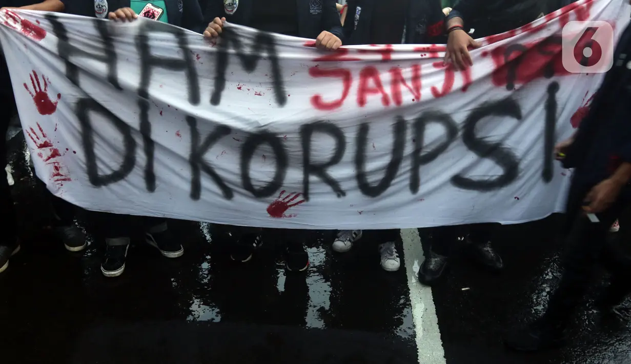Mahasiswa Universitas Trisakti melakukan aksi unjuk rasa di sekitar Kawasan Patung Arjuna Wijaya atau Patung Kuda, Jakarta, Kamis (12/5/2022). Mereka menuntut penyelesaian kasus pelanggaran HAM yang terjadi saat aksi reformasi 1998. (Liputan6.com/Helmi Fithriansyah)