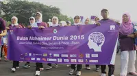 Pintu Barat Daya Silang Monas, Jakarta, dipenuhi ratusan orang berpakaian ungu, bentuk kepedulian terhadap penderita Alzheimer. 