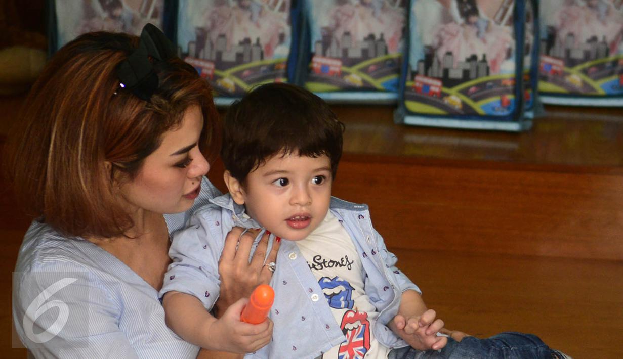 Nikita Mirzani bersama Azka ketika merayakan ulang tahun anak keduanya tersebut di Rumah Anyo, rumah bagi anak penderita kanker, Jakarta, Senin (3/10). Nikita mengatakan ingin mengajarkan Azka untuk berbagi dengan sesama (Liputan6.com/Herman Zakharia)