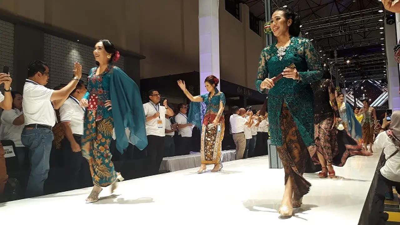 Direksi BUMN bak model di panggung catwalk di De Tjolomadoe, Karanganyar (Dok Foto: Liputan6.com/Ilyas Istianur Praditya)