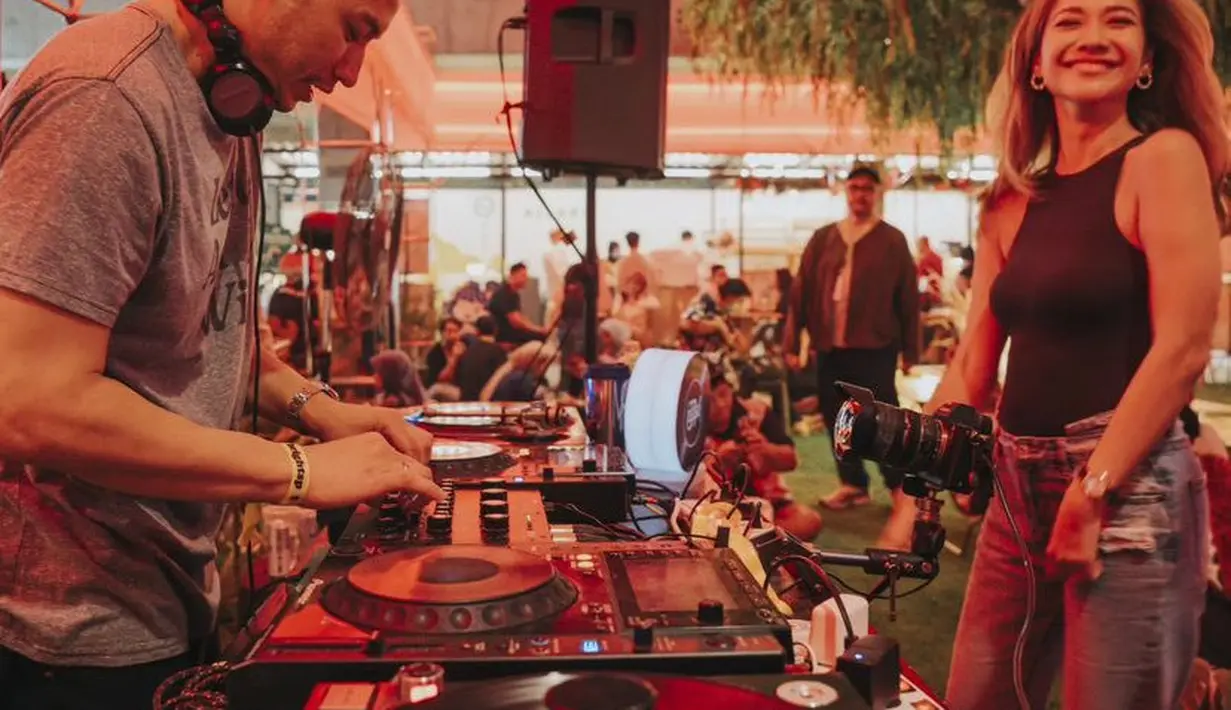 Saat menemani Tiko ngeDJ, BCL tampil santai mengenakan tanktop hitam dipadukan celana denik panjangnya. [@tikoaryawardhana]