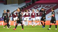 Striker Liverpool, Roberto Firmino, tampak kecewa usai ditaklukkan Aston Villa pada laga Liga Inggris di Stadion Villa Park, Minggu (4/10/2020). Liverpool takluk dengan skor 7-2. (Peter Powell/Pool via AP)