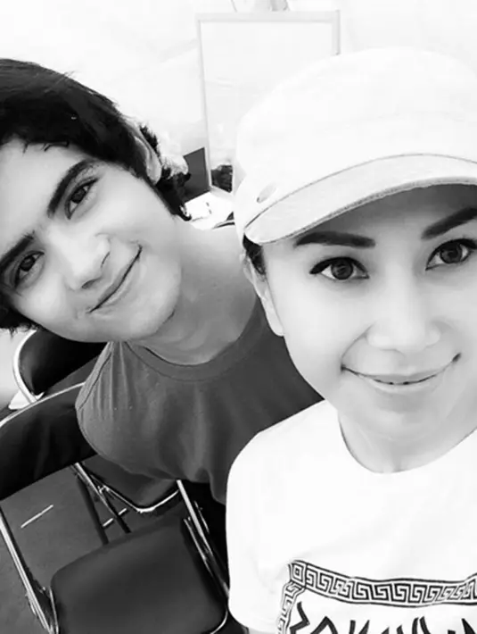 Tak hanya dimeriahkan oleh para penggemar dan keluarga, kali ini ulang tahun Aliando juga diramaikan oleh produser cantik, Natasha Lam. (via instagram/@aliandooo)