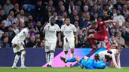 Dengan kemenangan ini, Real Madrid berhasil lolos dengan agregat 6-2 atas Liverpool. (AP Photo/Bernat Armangue)