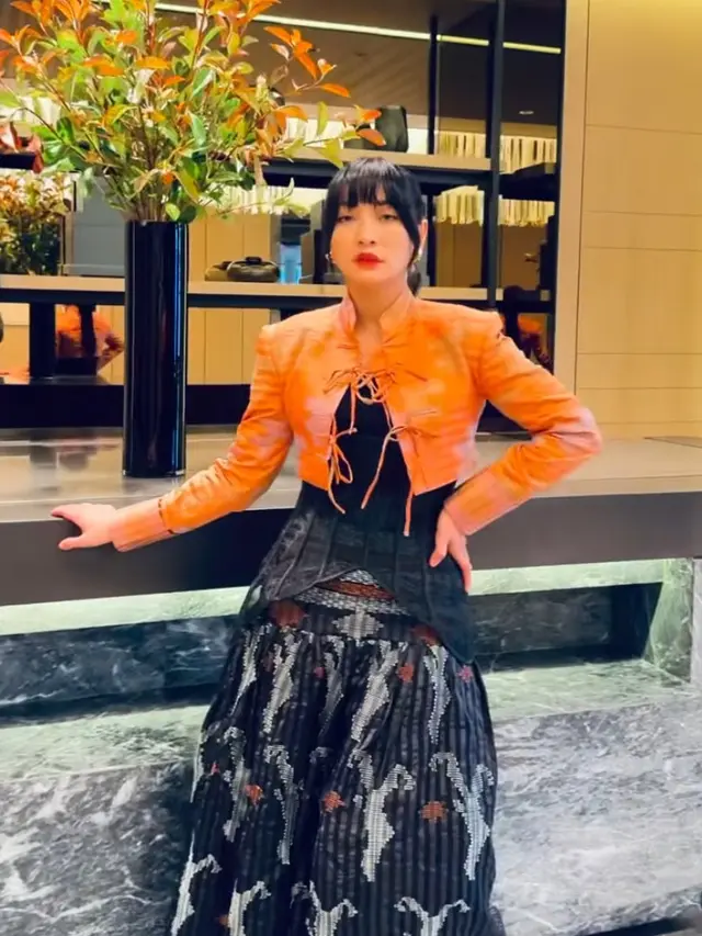 Hesti Purwadinata kenakan atasan orange di Acara K Drama Tempest di Korea Selatan. [@hestipurwadinata]