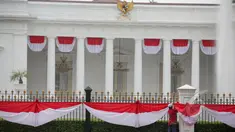 Pekerja memasang kain renda berwarna merah putih dipagar depan Istana Merdeka, Jakarta, Senin (13/4/2015). Jelang Konferensi Asia Afrika (KAA) ke-60 di Bandung pada 24 April mendatang, Istana Merdeka mulai dipercantik. (Liputan6.com/Faizal Fanani)