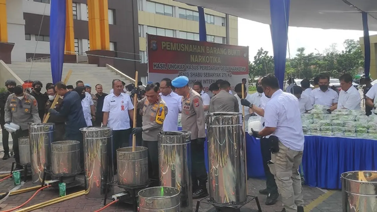 Polda Riau memusnahkan 276 kilogram sabu dengan cara memasukkan ke rebusan air panas.