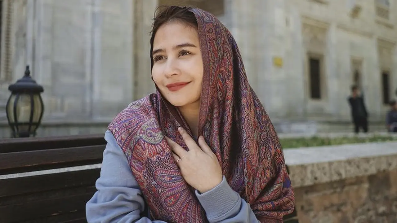 Prilly Latuconsina Kenakan Pashimana saat Berada di Turki