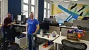 Seorang karyawan berpose pada hari pembukaan kantor baru raksasa mesin pencari internet, Google, di Berlin, Selasa (22/1). Google kembali membuka kantor cabang yang baru di ibu kota Jerman tersebut. (Photo by Tobias SCHWARZ / AFP)
