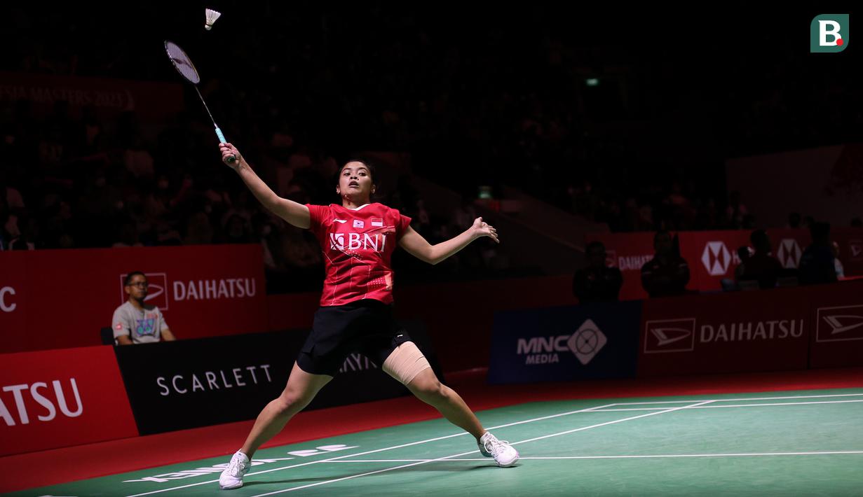 Pebulutangkis tunggal putri Indonesia, Gregoria Mariska bertanding melawan pebulutangkis China, Han Yue pada laga perempatfinal Indonesia Masters 2023 di Istora Senayan, Jakarta, Jumat (27/01/2023). Gregoria kalah dengan skor 21-12, 8-21, 16-21. (Bola.com/Bagaskara Lazuardi)