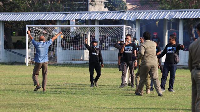 Aksi teror dan intimidasi yang dilakukan oleh sekelompok oknum suporter Karanganyar terhadap skuad PSG Pati