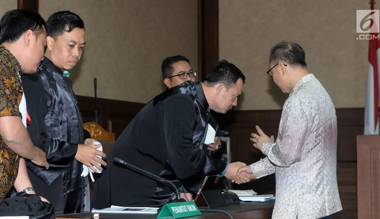 Mantan Kepala BPPN, Syafruddin Arsyad Temenggung (kanan) berbicang dengan tim penuntut umum usai sidang perdana di Pengadilan Tipikor Jakarta, Senin (14/5). Agenda sidang perdana merupakan pembacaan dakwaan jaksa KPK. (Liputan6.com/Helmi Fithriansyah)