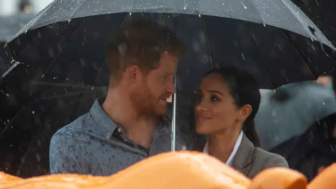 So Sweet, Pengeran Harry dan Meghan Markle Sepayung Berdua Kala Piknik di Australia