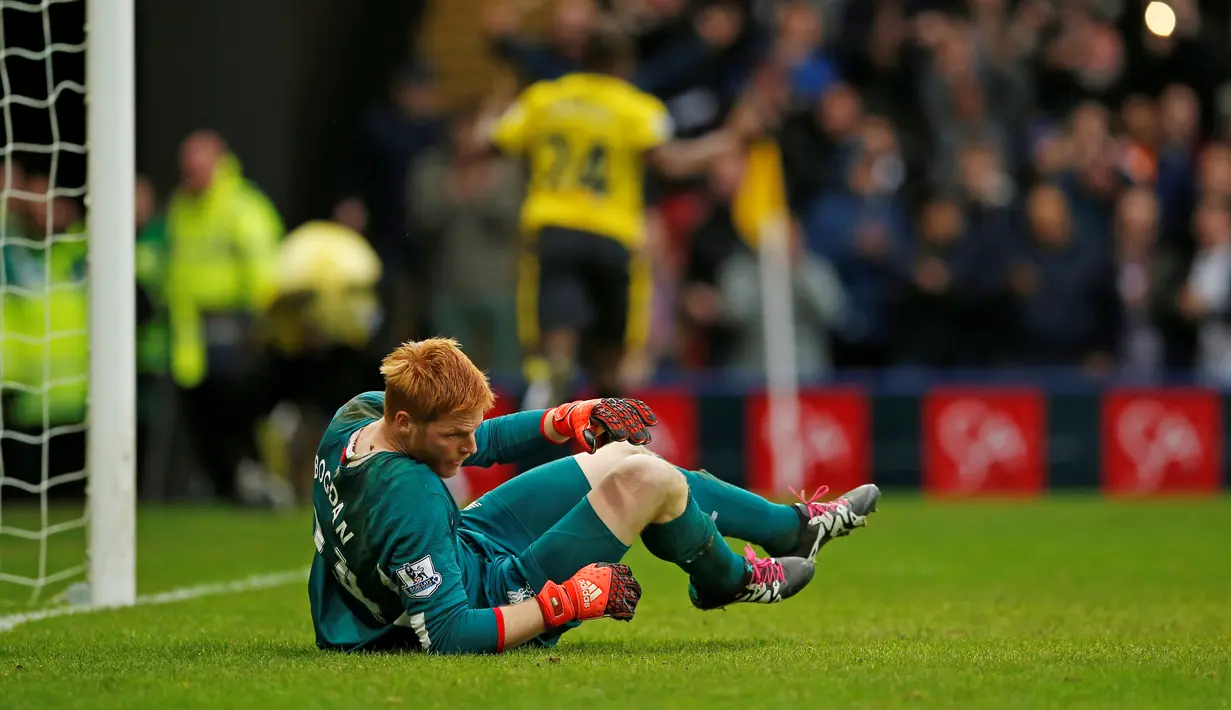 Kiper Liverpool, Adam Bogdan, bermain buruk dengan melakukan blunder yang berujung gol saat Liverpool takluk 0-3 dari Watford di Stadion Vicarage Road, Minggu (20/12/2015). (Action Images via Reuters/John Sibley).