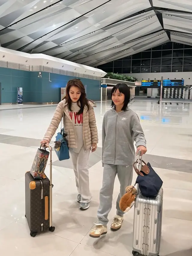 Outfit Ayu Ting Ting saat Jalan-Jalan ke Jepang. (@ayutingting92)