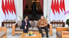 Presiden Joko Widodo saat berbincang dengan Presiden RI ke-6 Susilo Bambang Yudhoyono di Istana Merdeka, Jakarta,  Jumat (27/10). Keduanya melakukan pertemuan di teras belakang Istana Merdeka.(Laily Rachev / Biro Pers Setpres)