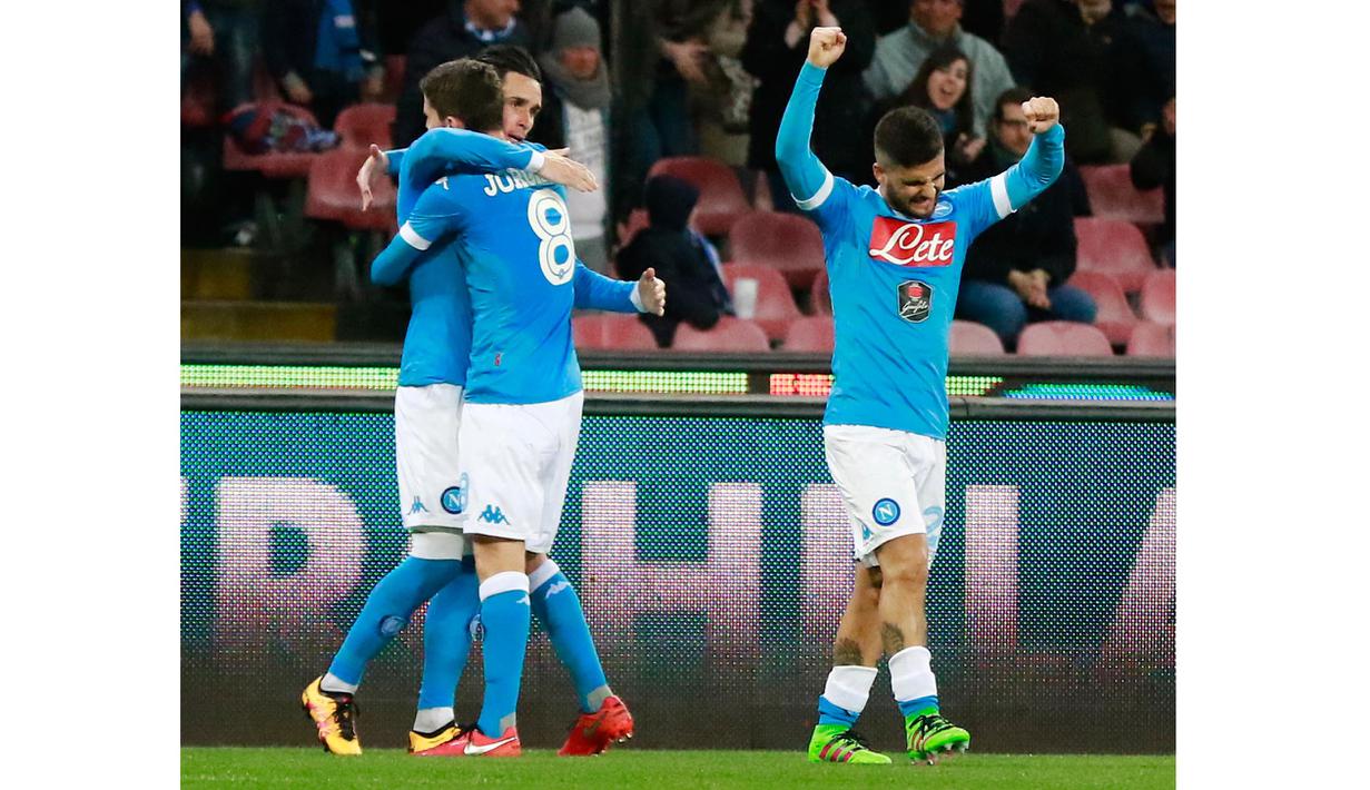 Para pemain Napoli merayakan gol Jose Maria Callejon saat melawan pada lanjutan Serie A 2015-2016 di Stadion San Paolo, Naples, Minggu (6/3/2016) dini hari WIB.  (AFP/Carlo Hermann)