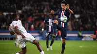 Bek PSG, Marquinhos, berebut bola dengan bek Lille, Tiago Djalo, pada laga Ligue 1 Prancis di Stadion Parc des Princes, Paris, Jumat (22/11). PSG menang 2-0 atas Lille. (AFP/Franck Fife)