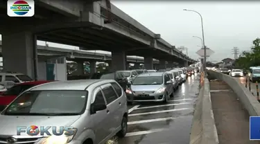 Tak hanya di jalan arteri atau jalan inspeksi, ruas jalan tol yang mengarah ke pusat Kota Jakarta juga tak luput dari kemacetan.