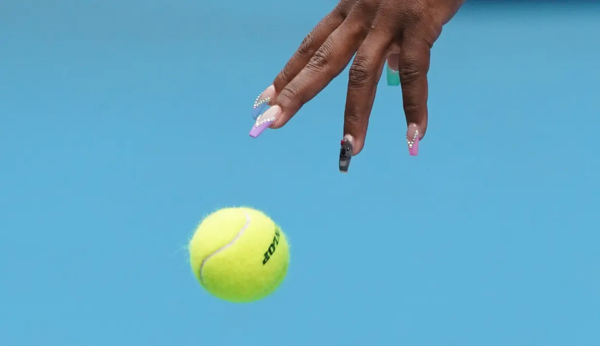 Petenis Amerika Serikat, Serena Williams bersiap melakukan servis bola saat berhadapan dengan petenis Anastasia Potapova dari Rusia babak pertama Australia Terbuka 2020 di Melbourne, Senin (20/1/2020). Pada penampilannya itu, Serena Williams mencuri perhatian lewat cat kukunya. (AP/Lee Jin-man)