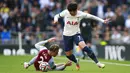 Pemain Tottenham Hotspur Son Heung-min ditekel oleh pemain Aston Villa Matty Cash pada pertandingan sepak bola Liga Inggris di Stadion Tottenham Hotspur, London, Inggris, Minggu (3/10/2021). Tottenham Hotspur menang 2-1. (AP Photo/Ian Walton)
