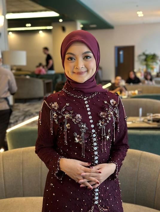 Penampilan Neneng saat menjadi bridesmaid langsung mencuri perhatian publik. Memakai kebaya merah dengan hijab dan senyumnya yang meneduhkan membuat publik terpesona. Wanita berlesung pipi ini juga makin bikin adem dengan personanya yang polos tapi kocak. (Liputan6.com/IG/@nenengrismawulandari)