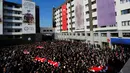 Ratusan orang mengikuti upacara pemakaman anggota Polisi yang tewas dalam ledakan bom di Istanbul, Turki (11/12). Ledakan tersebut menyebabkan 29 orang tewas, dan melukai 166 orang lainnya. (Reuters/Murad Sezer)