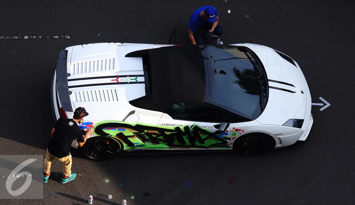 Sejumlah anak muda tengah menggraviti mobil Lamborghini di Senayan City, Jakarta, Jumat (3/6). Pertamina menggandeng Lamborgini untuk menyelenggarakan program menarik pada acara partnership launcing Kreativitas Tanpa Batas. (Liputan6.com/Angga Yuniar)
