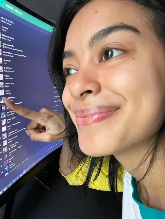 <p>Tak heran jika Eva Celia kerap keluar rumah tanpa mengenakan makeup. [Foto: instagram.com/evacelia]</p>