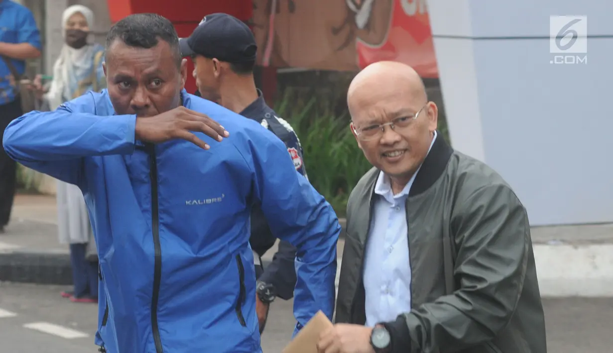 Direktur PT Humpuss Transportasi Kimia (HTK), Taufik Agus didampingi pengawal menghindari wartawan usai menjalani pemeriksaan penyidik KPK, Jakarta, Selasa (9/4). Taufik diperiksa terkait dugaan menerima suap kerjasama pengakutan dibidang pelayaran penggakutan Pupuk.(merdeka.com/Dwi Narwoko)