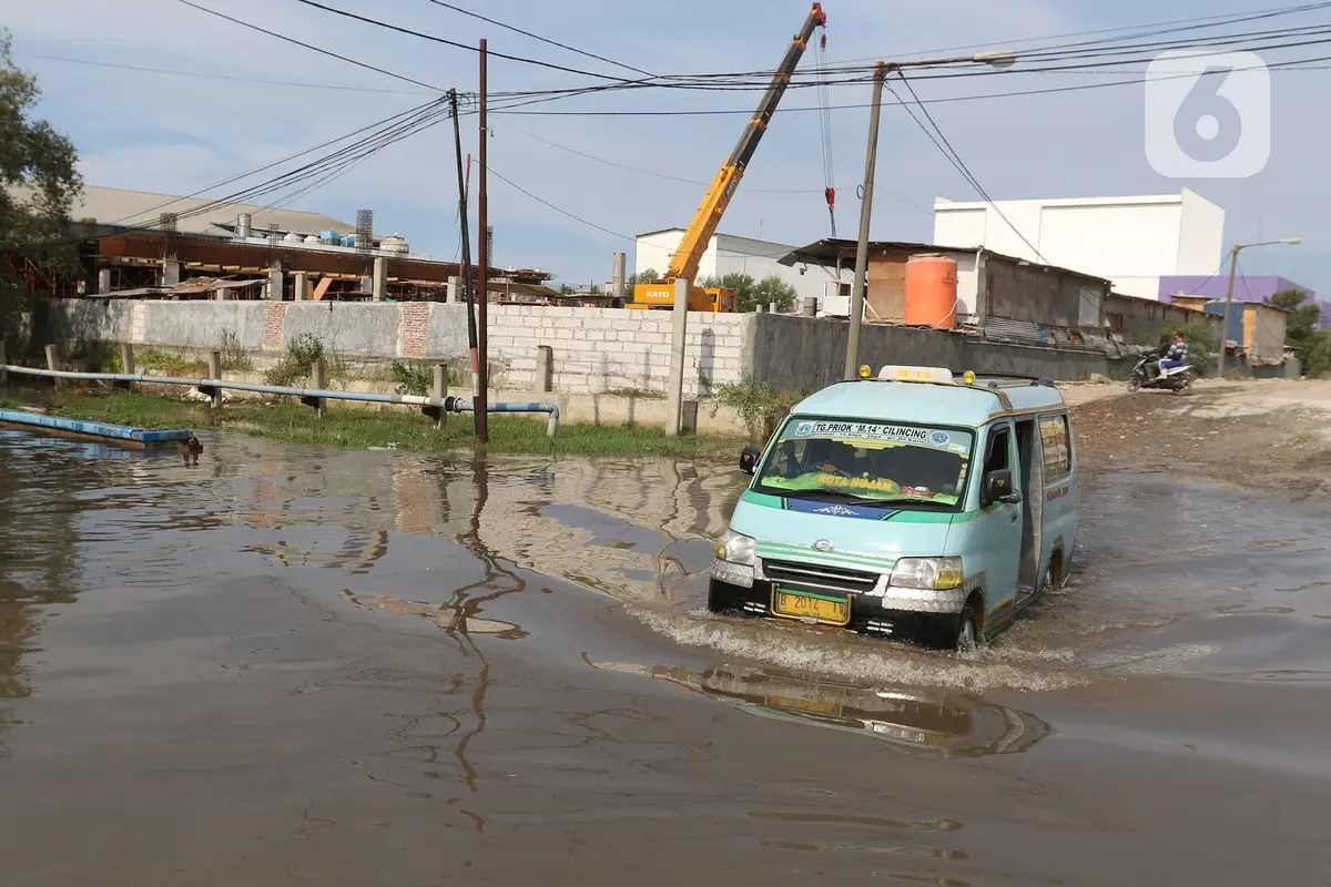 Pelabuhan Muara Baru Terendam Banjir Rob