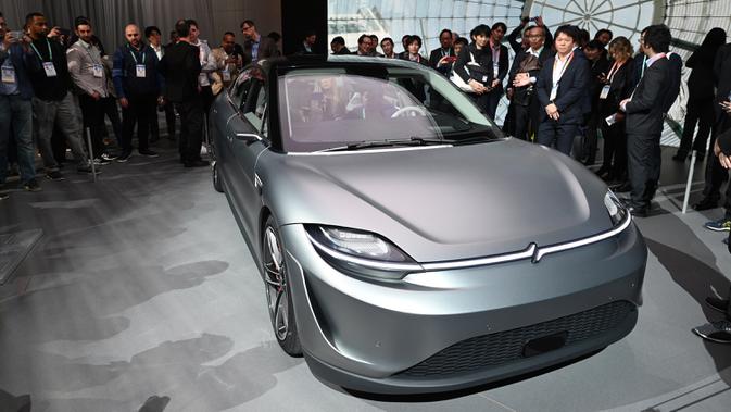 Pengunjung melihat mobil konsep listrik Sony Vision-S pada ajang Consumer Electronics Show (CES) 2020 di Las Vegas, Nevada, Rabu (8/1/2020). Ini adalah mobil sedan konsep listrik yang menampilkan 33 sensor berbeda di dalam dan di luar bodi. (Robyn Beck / AFP)